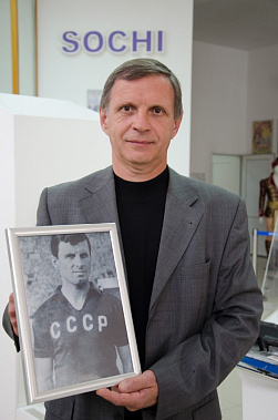 Сын знаменитого форварда Славы Метревели, житель Сочи Сергей Метревели с портретом отца. Сергей Метревели представляет новые почтовые марки из серии «Легенды российского футбола». Сын знаменитого форварда Славы Метревели, житель Сочи Сергей Метревели с портретом отца. Сергей Метревели представляет новые почтовые марки из серии «Легенды российского футбола».