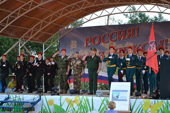 Юнармейцам на празднике торжественно вручили знамя.