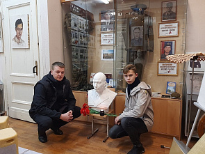 В школьный музей Белой Калитвы передали бюст Героя России Василия Чубенко