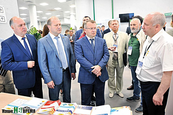 Замгубернатора В. РУДОЙ (в центре) вместе с заместителем председателя Законодательного собрания области А. СКРЯБИНЫМ и министром информационных технологий и связи Г. ЛОПАТКИНЫМ (крайний слева) обошли всю экспозицию выставки. Замгубернатора В. РУДОЙ (в центре) вместе с заместителем председателя Законодательного собрания области А. СКРЯБИНЫМ и министром информационных технологий и связи Г. ЛОПАТКИНЫМ (крайний слева) обошли всю экспозицию выставки.