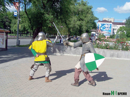 Реконструкторы из военно-исторических клубов дают уроки боя на мечах.