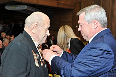 В Ростове возложили гирлянду Славы