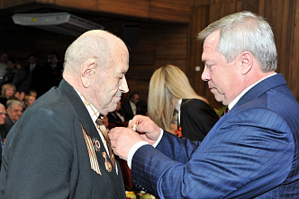 В Ростове возложили гирлянду Славы