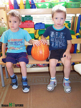 Федя и Кирюша, воспитанники Дома ребенка, показали гостям тыкву со своего огорода.