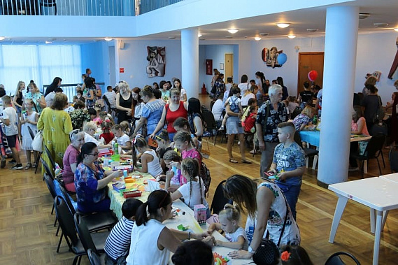 В Новочеркасске первоклассников пригласили во дворец