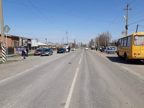 В Ростовской области грузовик сбил 8-летнюю девочку, выбежавшую из-за школьного автобуса