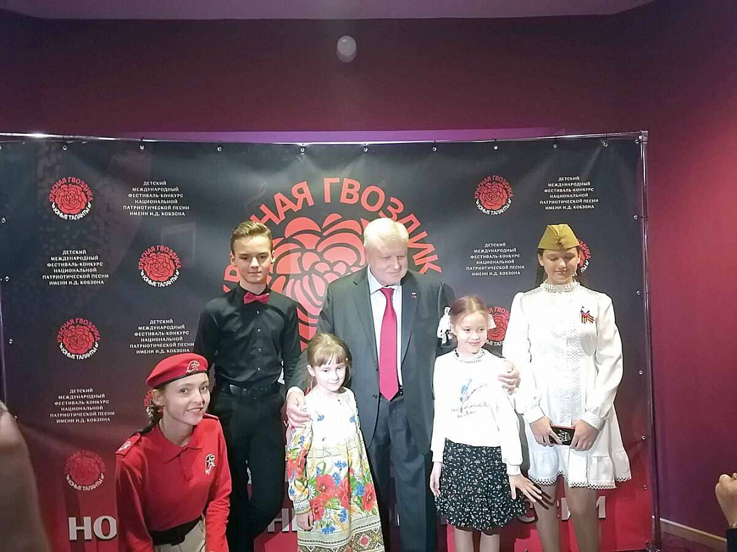 Кира (крайняя слева) получила автограф руководителя партии «Справедливая Россия» Сергея МИРОНОВА. Фото из архива Киры КОСТЫЛЕВОЙ