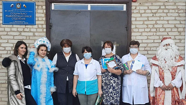Школьники из станицы Богоявленской привезли подарки пожилым людям в социально-реабилитационное отделение