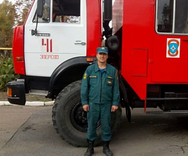 Пожарный из Зверево поймал прыгнувшую с балкона девочку