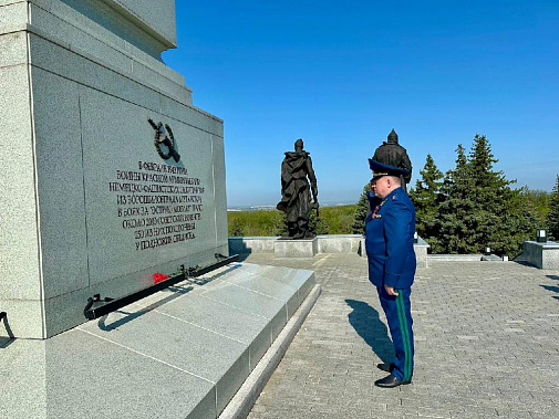 Сотрудники транспортной прокуратуры почтили в Луганске память героев