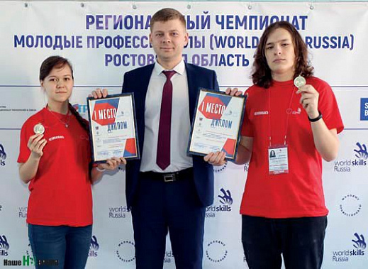 Директор РКСИ Сергей ГОРБУНОВ с победителями регионального чемпионата «Молодые профессионалы» (WorldSkills Russia) Дарьей Тиминой и Владиславом Пахомовым.