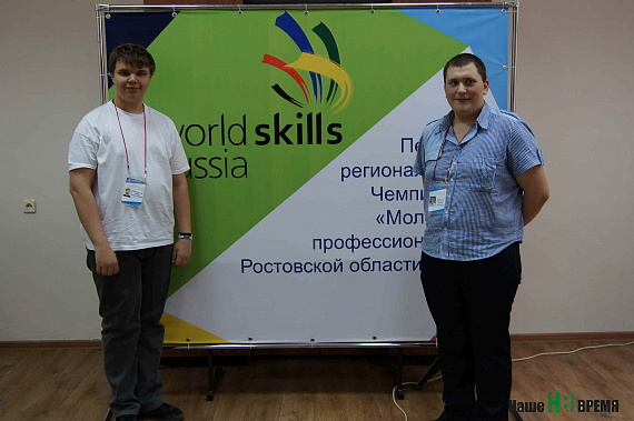Победитель Вадим Пономаренко (слева) с Сергеем Дегтяревым, главным экспертом чемпионата, наставником, преподавателем и выпускником РКСИ.