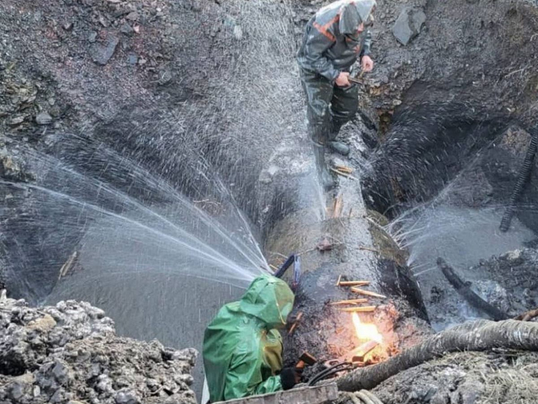 Оперативно чинить и заменять изношенные водоводы муниципальные власти не в силах. Фото газеты "К вашим услугам" kvu.su