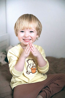 Артемий показывает домик. Такое фото вполне подошло бы для иллюстрации книги «Мир, в котором мы живем».