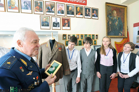 Генерал-майор авиации, заслуженный летчик СССР, председатель совета ветеранов 4-й армии В. Гришин передал в дар школьному музею копии наград маршала С. Буденного.