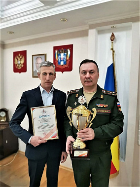 Военный комиссар Ростовской области полковник Игорь Егоров поздравляет с наградой Минобороны начальника отделения военкомата (и заместителя начальника регионального штаба Юнармии) Николая Пономаренко.