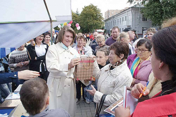 В Батайске газету «Вперед» любят. На Дне подписчика Елена ПИВОВАРОВА (в центре слева) вручает призы верным читателям.
