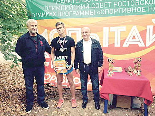 Награды вручают исполнительный директор, вице-президент Совета Иван БУДАРЕВ (справа) и член Совета Владимир ДАЦКО.