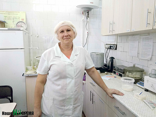 Лаборант Людмила Васильева следит за качеством принимаемого молока и проводит регулярные проверки на всех стадиях приготовления продукции – до ста проверочных проб ежедневно.