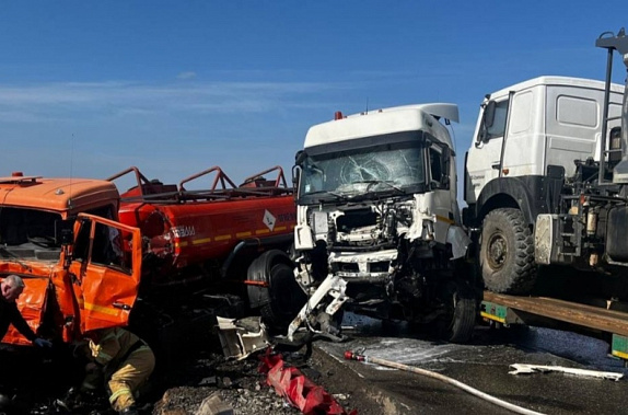 В ДТП под Ростовом с участием бензовоза пострадали люди