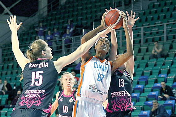 За мяч с легионеркой «Самары» ГРАНТ-АЛЛЕН борется Александра КИРИНА. Фото с сайта БК «Пересвет–ЮФУ»