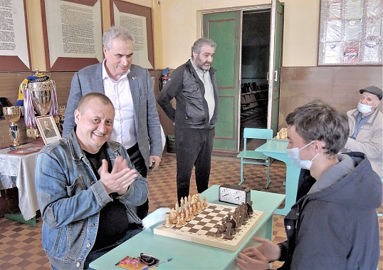 Слева направо: управляющий делами администрации Мартыновского района Михаил КОРНИЕНКО, депутат донского парламента Виктор ХАЛЫН, шахматисты Генрих ПЕТРОСЯН, Юрий КИРЮХИН и Игорь СУХЕНКО.