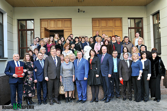 Традиционная фотография участников губернаторского приема в честь Дня российской прессы.