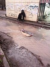 Сегодня у рынка в Северном жилом массиве случился порыв водопровода