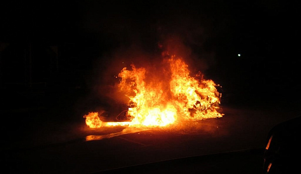 В Ростове сгорели 3 дорогие машины