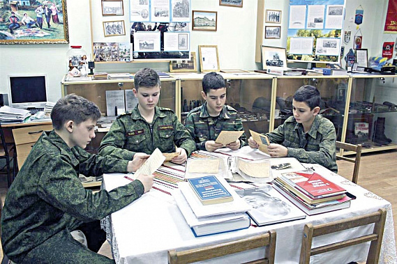 К ребятам из Белокалитвинского Матвея Платова казачьего кадетского корпуса в руки попали фронтовые письма, найденные в развалинах старого дома в Ростове. Как сложилась судьба их автора? Поиск привел к неожиданным встречам… К ребятам из Белокалитвинского Матвея Платова казачьего кадетского корпуса в руки попали фронтовые письма, найденные в развалинах старого дома в Ростове. Как сложилась судьба их автора? Поиск привел к неожиданным встречам…