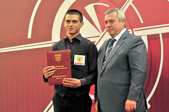 Зеленое сукно, белые шары