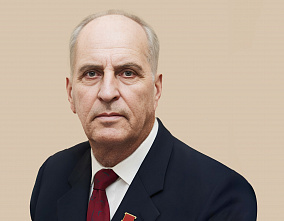 Имя с площади Героев...