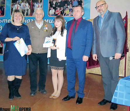 Ученица 11«б» класса Дарья Щавлева с родителями Светланой и  Николаем, Леонид Яременко (в центре), Александр Аваков (крайний справа).