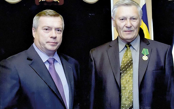 Архивное фото: в 2012 году губернатор Василий Голубев вручил Николаю Локтионову медаль «За труды по сельскому хозяйству»