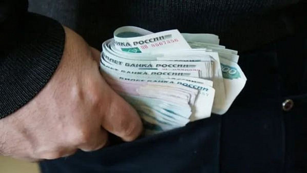 В Матвеево-Курганском районе предпринимателя отправили почти на 4 года в колонию за взятку в 20 тысяч рублей