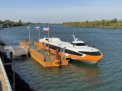 «Метеор» у понтонного причала в Романовской. Источник фото: СПК «Дон».