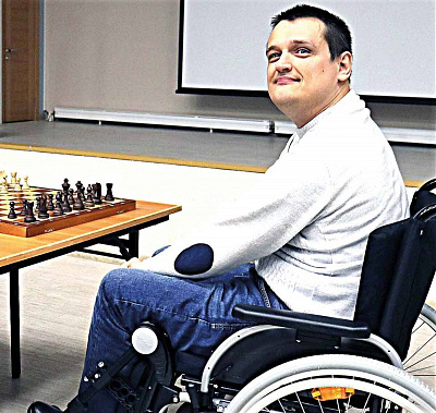 Сергей Петрович Воскобойников, победитель рапида, приуроченного к Международному дню инвалидов. Сейчас он отличился в личном зачете. Но является и одним из лучших игроков команды «Интернет-сборная Ростовской области и К°».