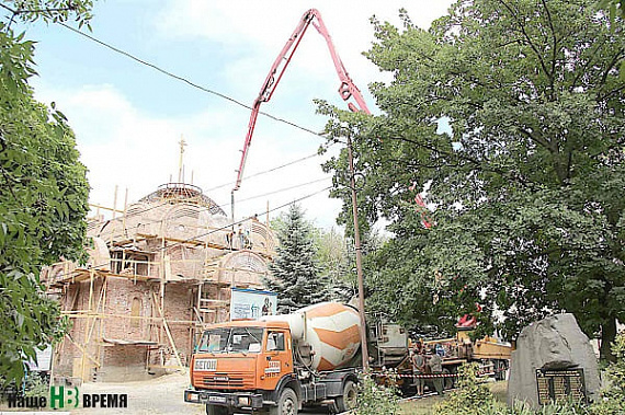 Сегодня строительство близится к концу: стены храма поднялись до светового барабана. Проект выполнен в византийско-новгородском стиле.