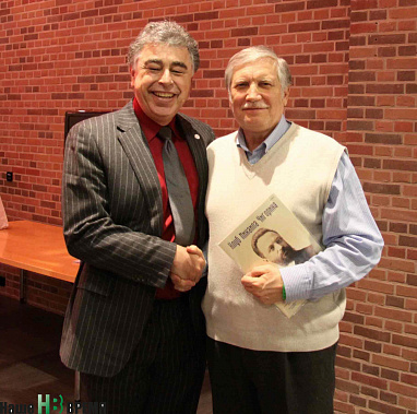 Виталий Гниренко (справа) вручил первый номер шахматного журнала «Клуб Михаила Чигорина» американскому гроссмейстеру Яссеру Сейравану (слева).