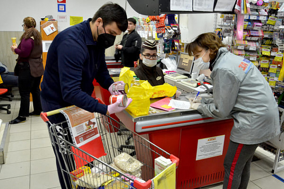 Роспотребнадзор подтвердил право продавцов отказывать в обслуживании покупателям без масок