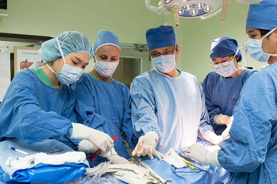 Ростовский онколог Юлиана Шатова (вторая слева) вместе с южнокорейскими хирургами проводит кожесберегающую мастэктомию с одномоментной реконструкцией свободным TRAM- лоскутом.