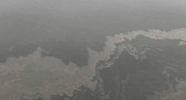 В Дону, в районе набережной Ростова, обнаружено крупное маслянистое пятно с запахом нефти