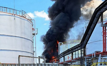 В Азове продолжает гореть нефтебаза