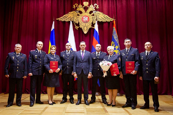 На снимке: после церемонии награждения. Источник фото: правительство Ростовской области.