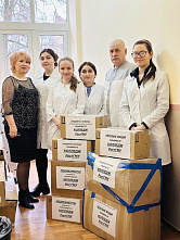 Заместитель директора колледжа по воспитательной работе Галина Баранова, преподаватель Юрий Шевцов и студентки колледжа подготовили к отправке в зону СВО очередную партию посылок. 