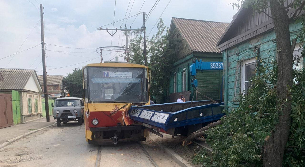 Фура на узкой улице