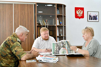 Министр образования и науки Луганской народной республики Иван Кусов (в центре) очень заинтересовался нашим конкурсом школьных музеев. Ученики ЛНР примут в нем участие!