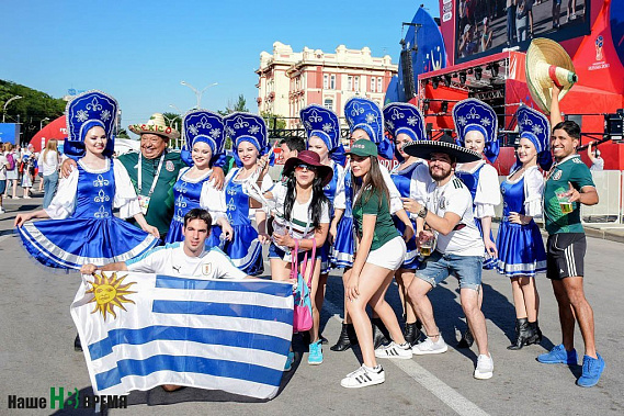 Мексиканцы, уругвайцы и русские красавицы на Театральной площади Ростова.