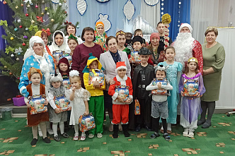 Зинаида Неярохина поздравила с Новым годом воспитанников детских приютов на востоке области