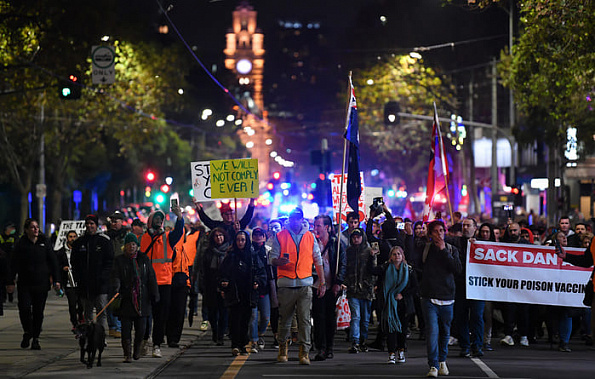 Акция протеста против очередного локдауна в Мельбурне: в пятый раз карантин введен из-за десятка зараженных жителей